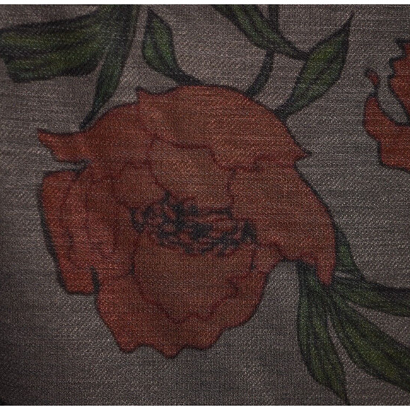 GO COUTURE NEW‎ $78 Long Sleeve Round Neck Rose Print Top Gray Large - Picture 3 of 3